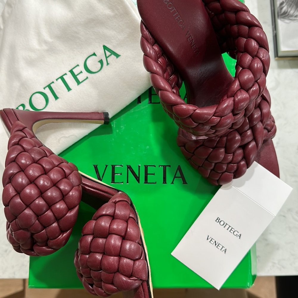 Bottega Veneta Curve Heels Burgundy size 36.6, excellent condition holiday chic!